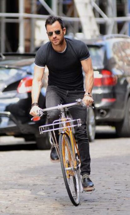 El actor Justin Theroux montando en bici por las calles de Nueva York