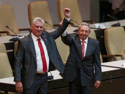 El nuevo presidente de Cuba, Miguel Díaz-Canel, y Raúl Castro.