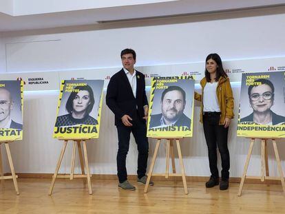 El jefe de campaña, Sergi Sabrià, y la portavoz dle partido, Marta Vilalta, presentan los carteles de ERC