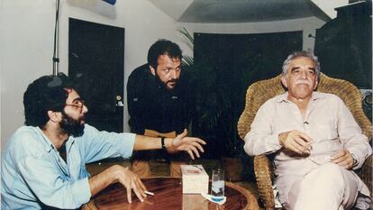 Desde la izquierda, el periodista Mauricio Vicent, el documentalista Jon Intxaustegi y Gabriel García Márquez, durante la entrevista en La Habana, en 1994.