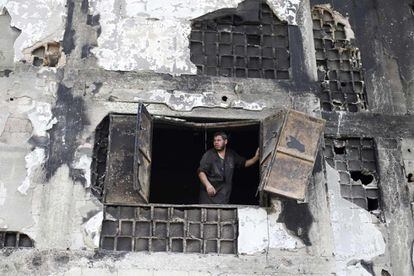 Un empleado palestino en una fábrica en Deir al Balah, en el centro de la Franja, el 14 de agosto. Testigos aseguran que fue incendiada por el Ejército israelí