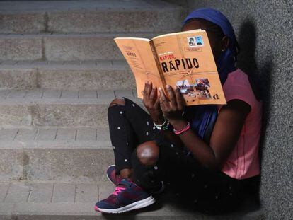 La camerunesa Arcange (nombre ficticio) mientras lee un libro para aprender español, en Madrid a inicios de 2019.