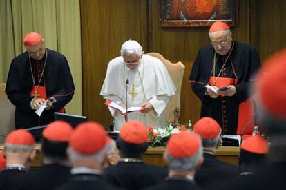 El Papa, Benedicto XVI, preside, junto al cardenal secretario de Estado, Tarcisio Bertone, la oración que da comienzo al encuentro con los cardenales para analizar los casos de abusos.