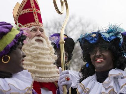 San Nicol&aacute;s, con sus pajes en la cabalgata de &Aacute;msterdam de 2013.