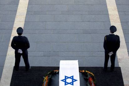 El féretro de Simón Peres permanece en la Plaza del Parlamento (Knesset) en Jerusalén.