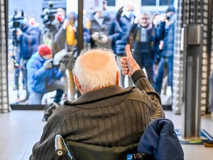 Un anciano tras ser vacunado contra el coronavirus, en Puurs (Bélgica).