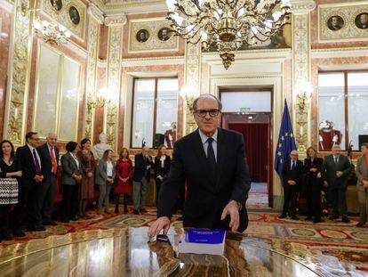 El defensor del pueblo, Ángel Gabilondo, entrega en el Congreso el informe sobre los abusos sexuales en la Iglesia católica española, este viernes.