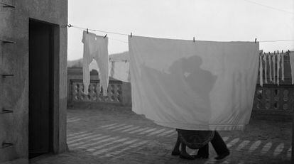 'El petó' (1930), una de les imatges de Arissa que pot veure's en l'exposició de el CCCB.