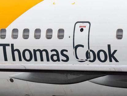 Un avión de la turoperadora Thomas Cook aterriza en el aeropuerto de Düsseldorf.