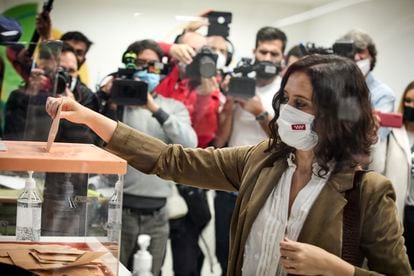 The president of the Community of Madrid and candidate for re-election by the PP, Isabel Díaz Ayuso, votes at the Colegio La Inmaculada-Marillac, this Tuesday.