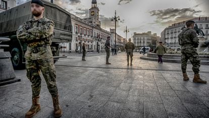 Soldados del ejército español desplegados en la Puerta del Sol de Madrid el 17 de marzo de 2020. 