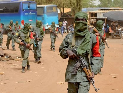 Soldados malienses y exrebeldes realizan patrullas conjuntas en Gao (Mal&iacute;), el pasado 23 de febrero.