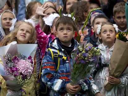 Alumnos asisten a la ceremonia del Día del Conocimiento que marca el inicio de un nuevo año escolar, en una escuela de Moscú, Rusia, el 1 de septiembre de 2022.