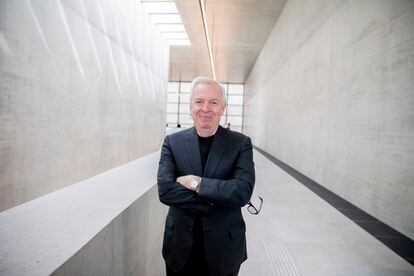 FILED - 10 July 2019, Berlin: David Chipperfield, architect of the James Simon Gallery, stands before a press conference for the upcoming opening of the James Simon Gallery in the same. Briton David Chipperfield will receive this year's Pritzker Prize for Architecture. This was announced by the jury on Tuesday. Photo: Christoph Soeder/dpa (Photo by Christoph Soeder/picture alliance via Getty Images)