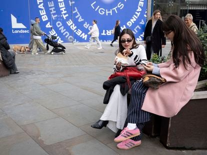 Unas jóvenes, el pasado marzo en Londres.