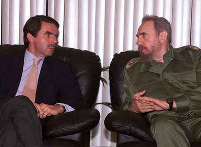 José María Aznar y Fidel Castro conversan en el aeropuerto de La Habana mientras esperan la llegada de los Reyes de España, en 1999.