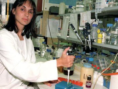 La investigadora Almudena Ram&oacute;n, en su laboratorio.