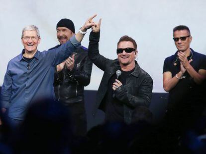 El CEO de Apple Tim Cook (izquierda) y Bono, l&iacute;der de U2, en la presentaci&oacute;n del iPhone 6 en Cupertino.