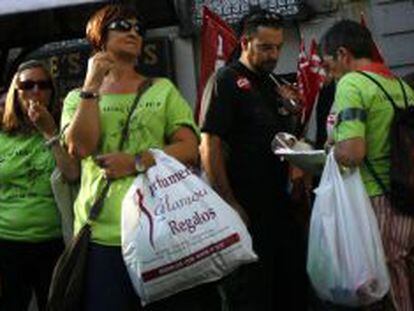 Concentración de profesores de escuelas infantiles frente a la Consejería de Educación.