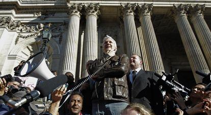 El fundador de WikiLeaks, Julian Assange, durante la manifestación de indignados en Londres.