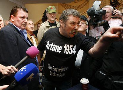 Algunas víctimas de los abusos protestan tras ser expulsadas de una conferencia de prensa en Dublín.
