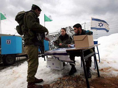 Un soldado israelí recoge su papeleta para votar en la base de Mount Hermon (altos del Golán).