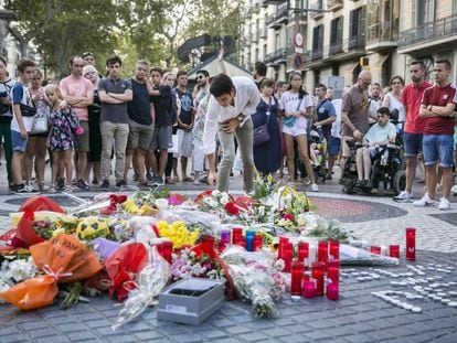 El mosaic de Miró en La Rambla, ple de flors aquest dijous en homenatge a les víctimes.