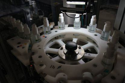 Más de 750.000 botes de geles hidroalcohólicos se han despachado en la planta de Burgos de la multinacional de la cosmética L’Oréal.