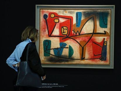 Una visitante en la exposición de Paul Klee observa el cuadro 'High Spirits' (1939).