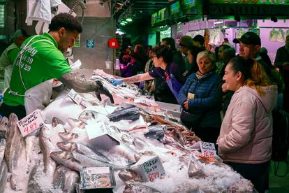 lientes en una pescadería del Mercado de Maravillas de Madrid, el 27 de marzo.