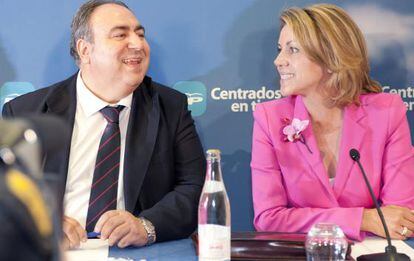 La líder del PP, María Dolores de Cospedal, y el secretario general del partido en Castilla la Mancha, Vicente Tirado.
