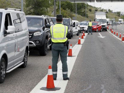 Control de la Guardia Civil este sábado en una salida de Madrid para identificar desplazamientos no justificados durante el fin de semana.