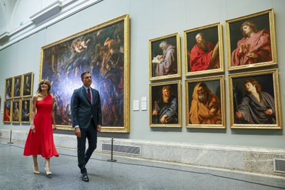 El presidente del Gobierno, Pedro Sánchez, acompañado por su esposa, Begoña Gómez, llega al Museo del Prado para ejercer de anfitrión en la cena de trabajo que reunió el miércoles a los líderes de la Alianza Atlántica y de la UE.