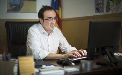 Josep Rull durante la entrevista en su despacho, en Barcelona.