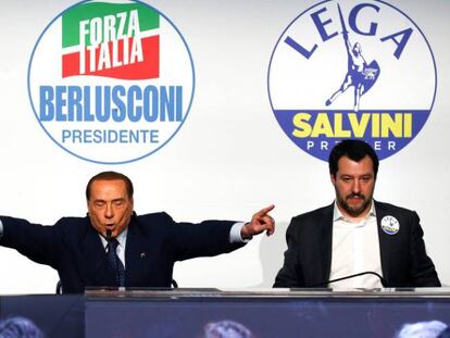 El l&iacute;der de Forza Italia, Silvio Berlusconi, flanqueado por la de Fratelli D&#039;Italia, Giorgia Meloni, y el de la Liga, Matteo Salvini, el pasado 1 de marzo en un m&iacute;tin.