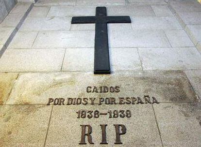 Placa en la basílica del Valle de los Caídos.