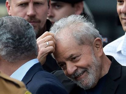 Lula da Silva, tras salir de la cárcel en Curitiba, Brasil.