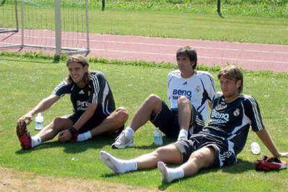Cassano, a la derecha, junto a un fisioterapeuta del Madrid, y Woodgate, tras un entrenamiento en Austria