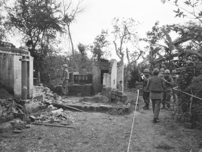 Soldados estadounidenses miran los restos de un hogar en My Lai, Sur de Vietnam, en esta foto de archivo del 8 de enero de 1970, dos años después de la masacre.