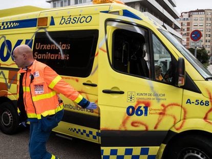 Ambulancia del 061 con pintadas por la huelga que arrancó en Galicia el pasado viernes.