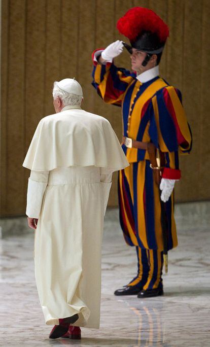 El Papa Benedicto XVI, tras escuchar el concierto de <i>Los Niños Cantores</i>, celebrado en El Vaticano.