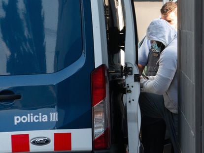 Uno de los detenidos en la comisaría de la Policía Local de Llinars del Vallés (Barcelona) el pasado martes .EFE/Enric Fontcuberta
