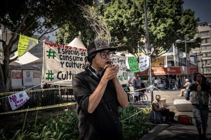 Un joven fuma marihuana en la Plaza de la Información, en la alcaldía Cuauhtémoc de Ciudad de México