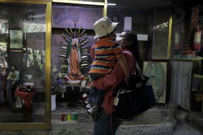 Una madre mexicana carga a su hijo en Texcoco, Estado México.