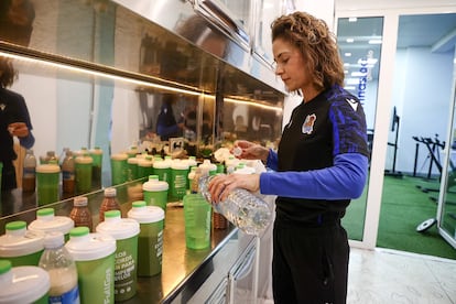 Virginia Santesteban prepara los batidos personalizados para cada uno de los futbolistas de la Real Sociedad.