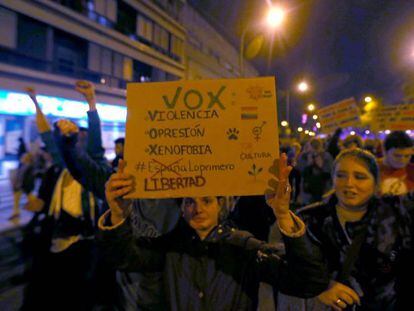 Una mujer muestra un cartel contra Vox en las protestas de este lunes en Sevilla. En vídeo, las protestas.