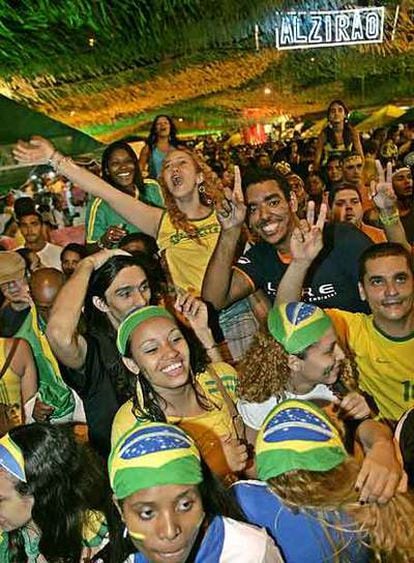 Un grupo de brasileños celebra una victoria futbolística en Río de Janeiro.
