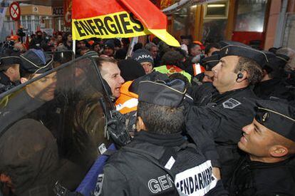 Los gendarmes forcejean con los huelguistas en la entrada de la refinería de Grandpuits.