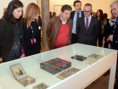 En el centro, el alcalde de Pontevedra y el conselleiro de Cultura, en una de las exposiciones de la feria