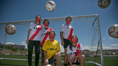 Cinco de las integrantes del equipo femenino de fútbol adaptado del Rayo Vallecano en la Ciudad Deportiva.